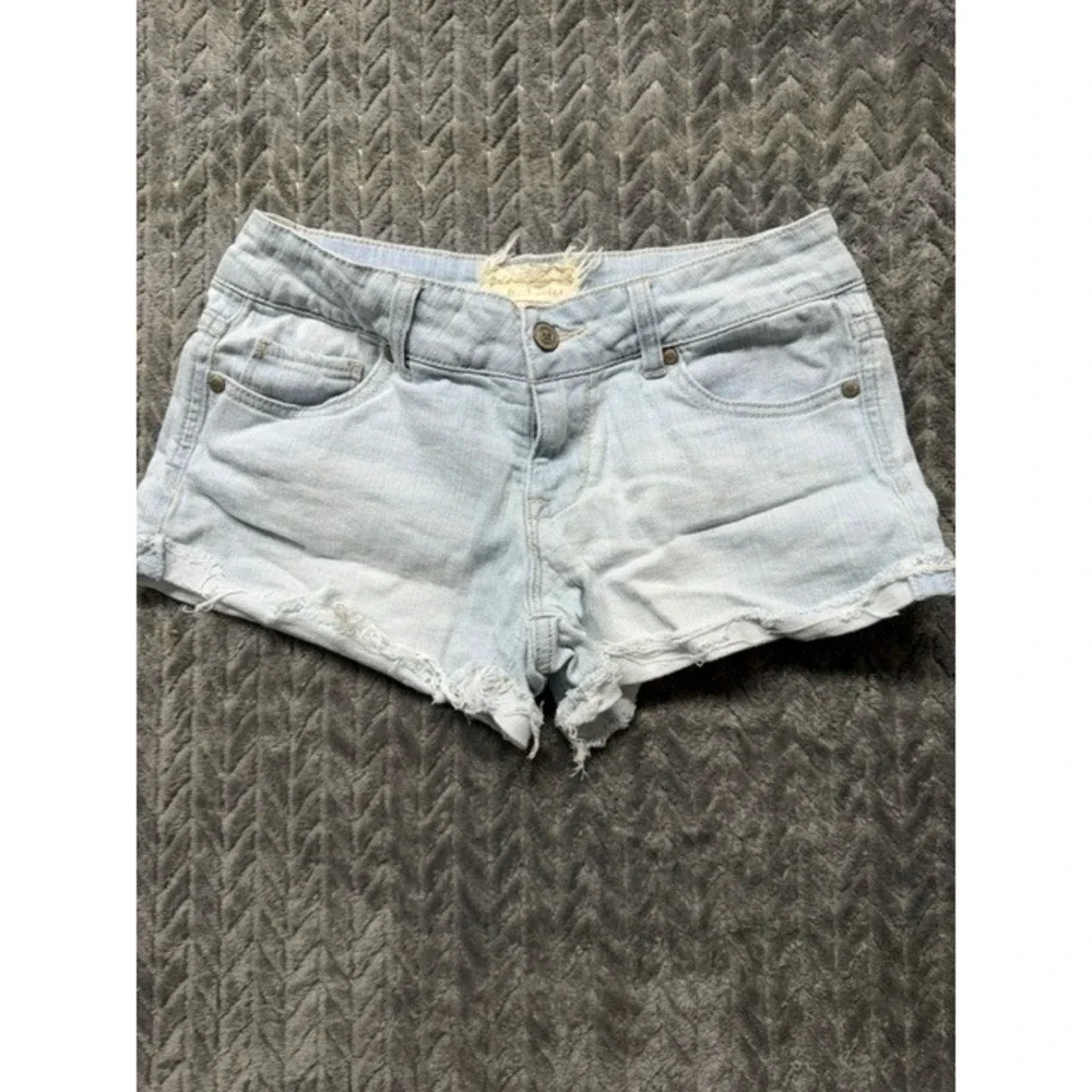 Altar'd State Womens Light Wash Distressed Raw Hem Denim Shorts Size 27/5 0425